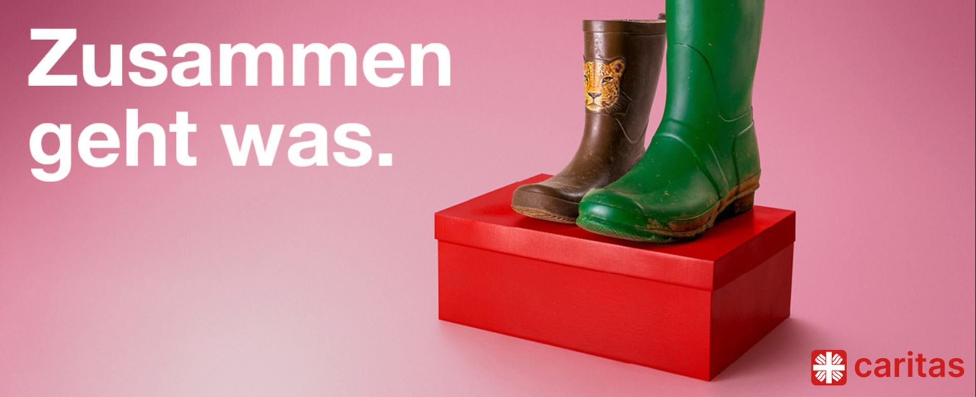Header Kampagne 2026. Zwei Schuhe auf einem roten Karton stehen für Generationenverbindung.