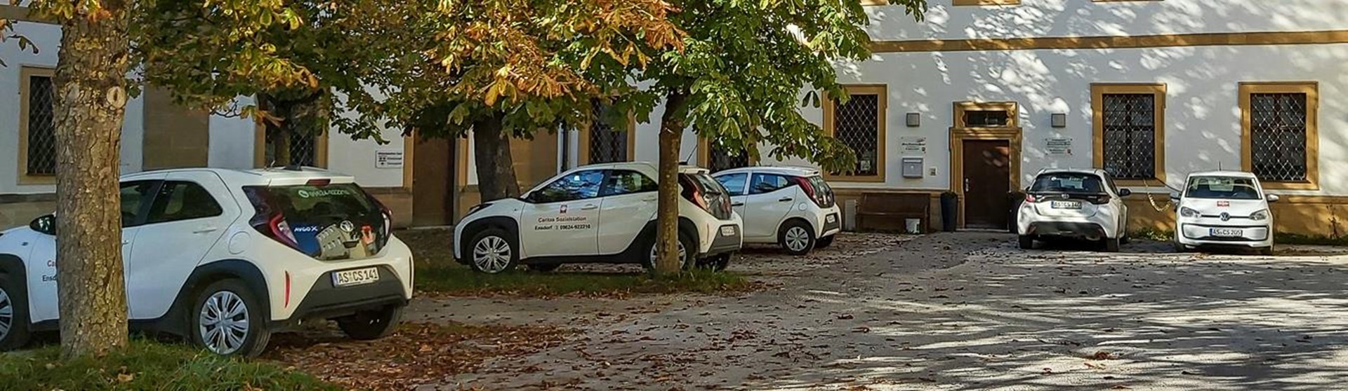 Dienstauto stehen vor dem Eingang der Carits-Sozialstation Ensdorf.